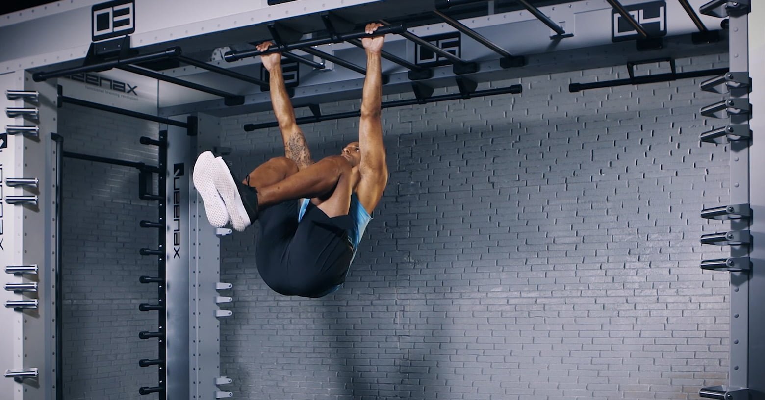hanging knee lift - Hängende Kniehebung - Relevé de genoux suspendu - EVO Fitness