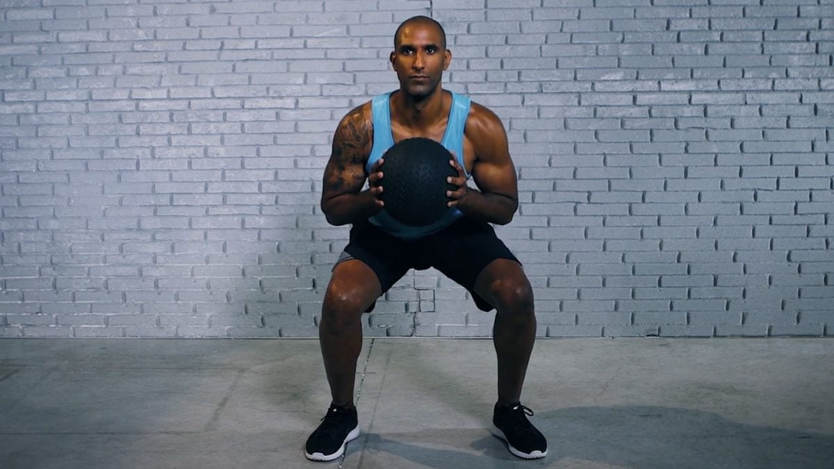 Med ball squat - Medizinball Squat - Squat med ball - EVO Fitness