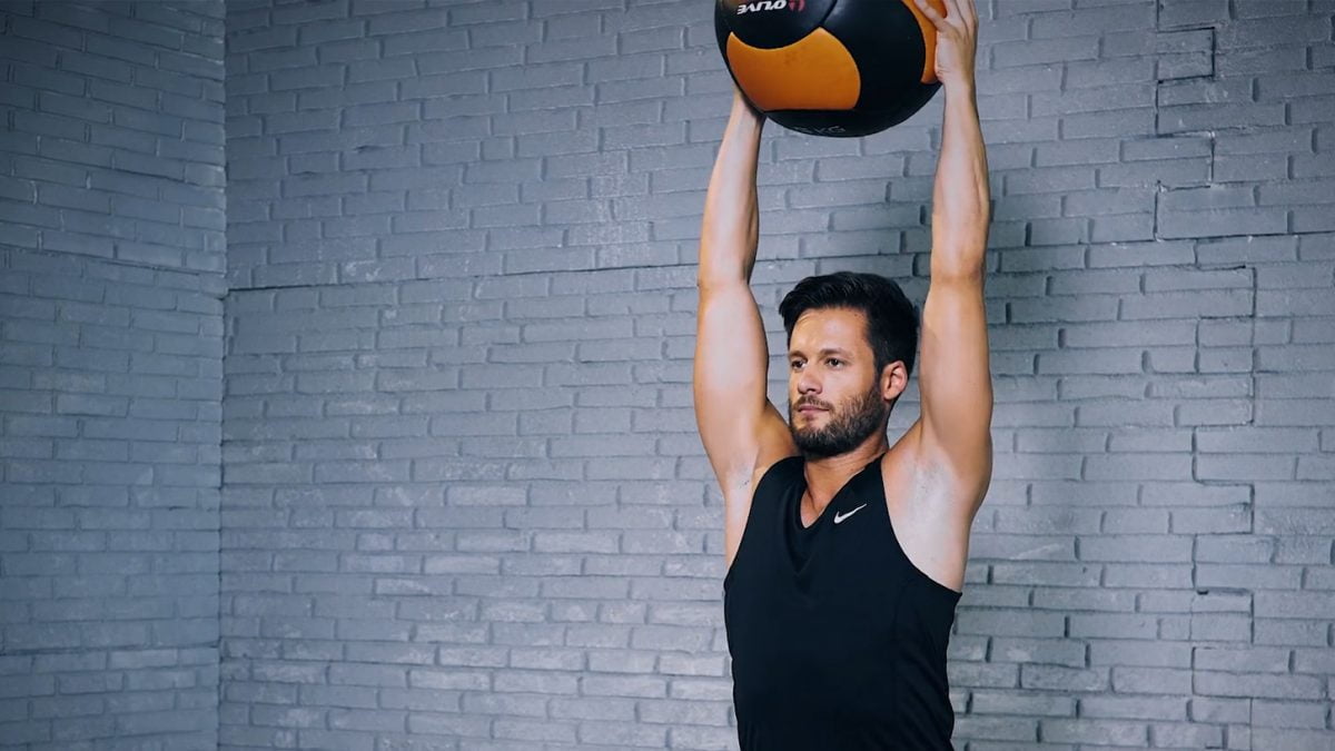 medicine ball squat overhead - Medizinball-Kniebeuge Overhead - Squat médecine ball overhead - EVO Fitness