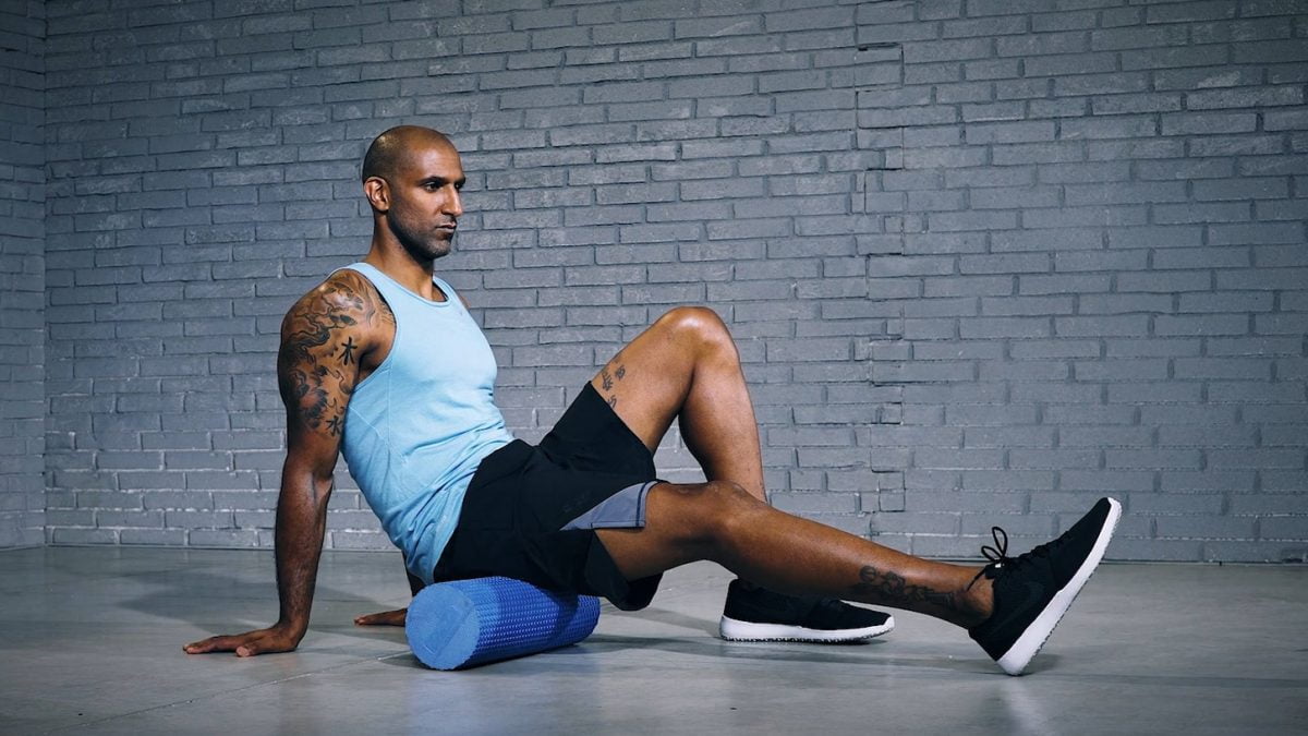 Foam roll hamstrings - Schaumstoffrolle Oberschenkelmuskulatur - Rouleau de mousse pour ischio-jambiers - EVO Fitness