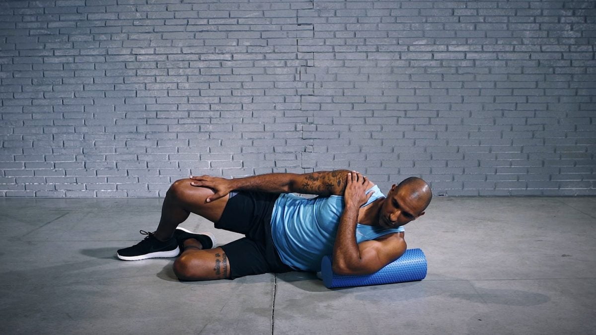 shoulder foam roll - exercice-rouleau-de-mousse - Schulter-Schaumstoffrolle - EVO Fitness